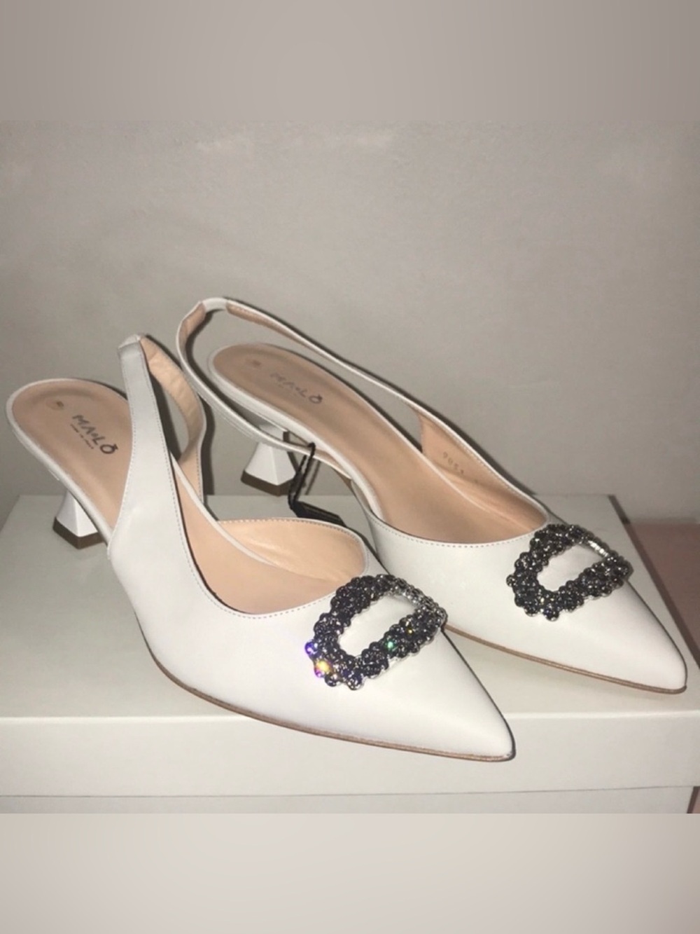 NIB Malo White Leather Pointy Toe Heels with Jewelry Accent - Made in Italy 8/39